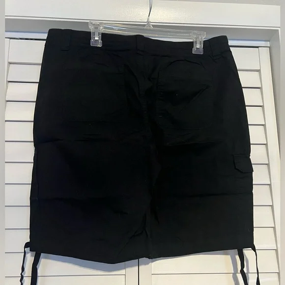St John's Bay Black Shorts Sz 16 - Picture 2 of 3